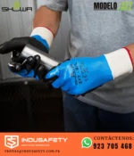 Guante Showa 377 de nitrilo impermeable en uso industrial
