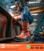 Bota para soldador en trabajo industrial con operario realizando soldadura en planta metalmecánica.