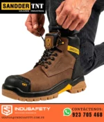 Botín de seguridad Templarios Sandder TNT en uso, calzado industrial resistente para trabajo.