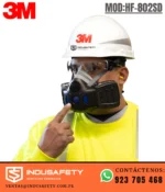 Respirador 3M HF-802SD Secure Click media cara reutilizable en uso con casco de seguridad