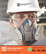 Respirador 3M de media cara con cartuchos 6002 para gases ácidos en uso.