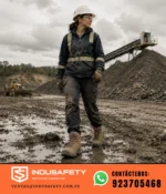 Trabajadora usando botín de seguridad V-Flex V5 Composite en terreno con lodo y ambiente industrial.