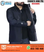 Chaqueta Impermeable Absolute Zero Wind Pro Azul Marino en uso