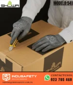 Guante Showa 541 anticorte en uso industrial
