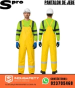 Pantalón de jebe SPRO amarillo con cinta reflectiva, casco blanco 3M y guantes de seguridad para trabajo industrial.