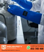 Guantes criogénicos en uso para manipulación de nitrógeno líquido