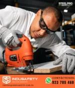 Lentes Turbine Steelpro claros en uso durante trabajo industrial