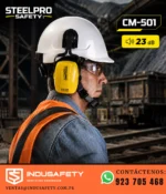 Orejeras Steelpro adaptable al casco CM-501 en uso para protección auditiva industrial