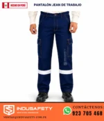 Pantalón jean de trabajo con bolsillos laterales y cinta reflectiva en uso