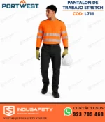 Pantalón Portwest L711 Stretch en uso para trabajo industrial