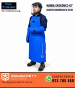 Trabajador con mandil, guantes y careta de protección criogénica