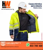 Trabajador mostrando el interior de la casaca térmica para minería Hardwork Artica
