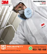 Trabajador usando traje descartable 3M 4510 Tipo 5/6 en un entorno industrial