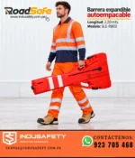 Trabajador con ropa de alta visibilidad llevando la barrera expandible autoempacable RoadSafe SLE-RB03