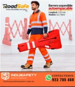 Trabajador con ropa de alta visibilidad llevando la barrera expandible autoempacable RoadSafe SLE-RB03, con vistas del producto al fondo.
