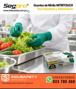 Trabajador manipulando alimentos con guantes de nitrilo NITRITOUCH Segpro