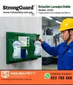 Trabajador revisando estación lavaojos doble AY501 StrongGuard con 2 botellas de 500 ml