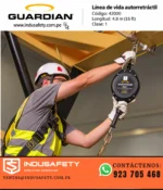 Trabajador usando bloque retráctil Guardian 42000 de 4,8 m con cable de acero